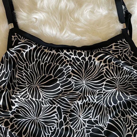 Black & White Flattering Fit Plus Size Swimsuit - Size 16 - Picture 5 of 8